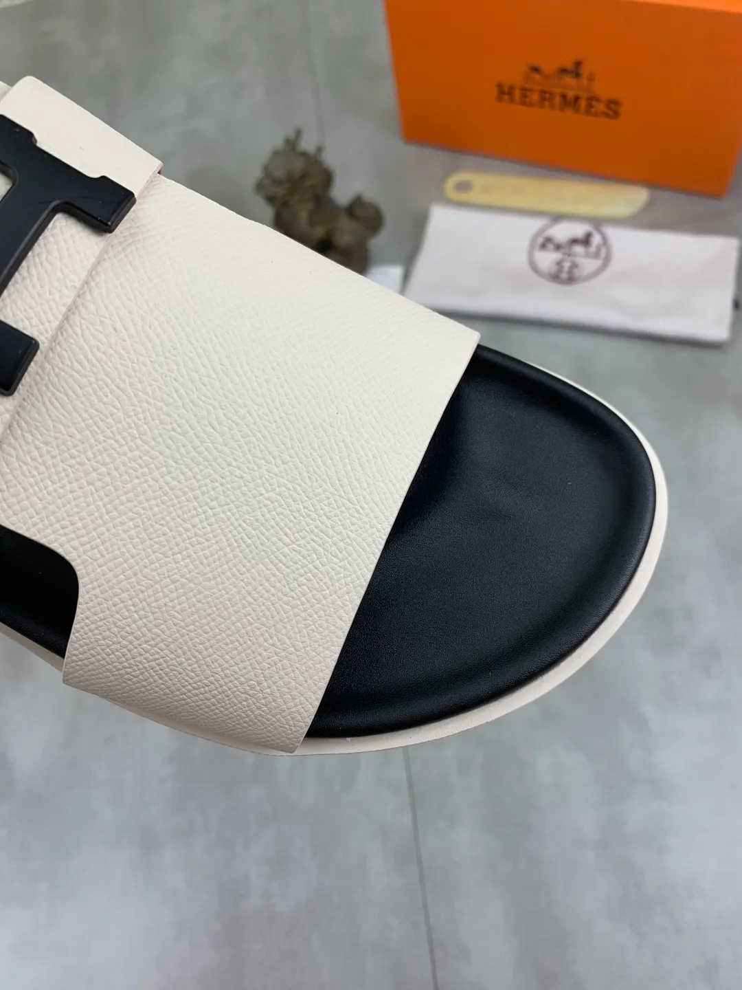 Men's shoes 💰P440 New [HERMES] high-end quality new Hermès slippers, made of imported cross-grain calfskin, wear-resistant and non-slip rubber outsole. Fashionable and elegant code number: 39-44 (38 45 46 customized)